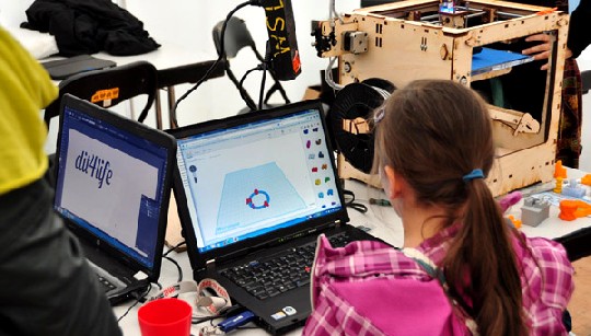 Mit 3D-Laserdrucker lassen sich nahezu beliebige Formen aus Kunststoff erzeugen - das Mädchen hier hat sich einen Anhänger am Bildschirm entworfen, Foto: Maik Jähne