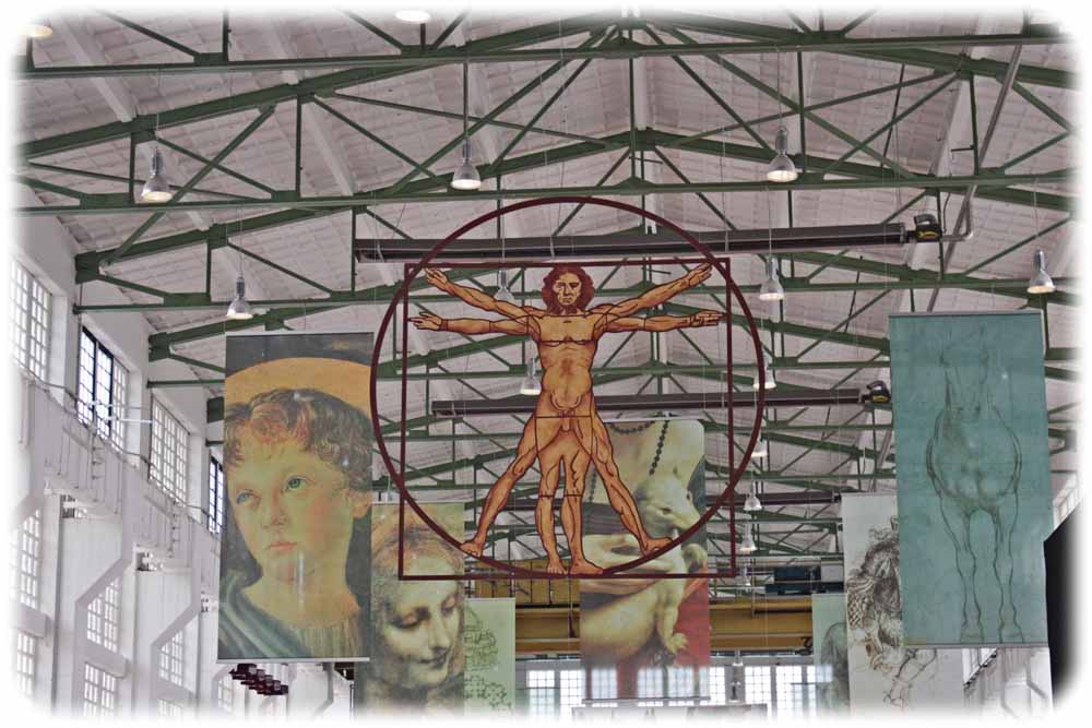 Blick in die ehemalige Werkhalle, in der heute die "Zeitenströmung" Ausstellungen präsentiert - oben der Vitruviansche Mensch nach da Vinci. Foto: Heiko Weckbrodt