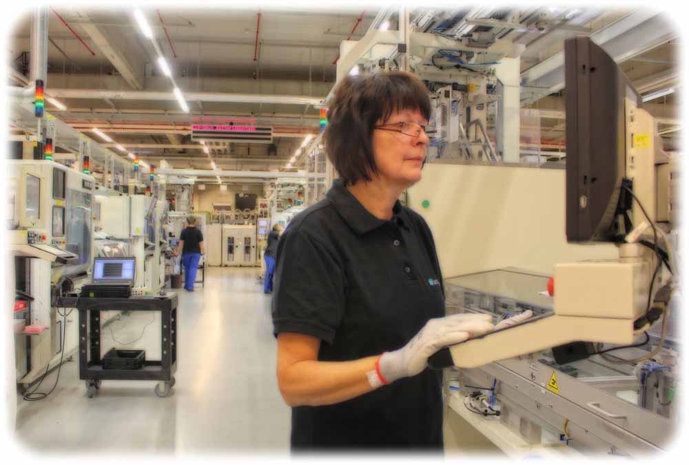 Deutsche Accumotive / Damiler Kamenz. Werkerin Monika Breitenstein kontrolliert dei Endmontage der Batterien in der Fabrik 1 in Kamenz. Foto: Heiko Weckbrodt