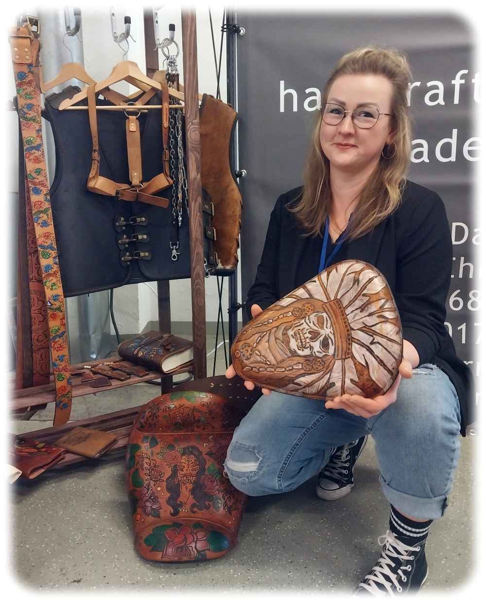 Daniela Krug von "German Beltstuff" zeigt einen verzierten Harvey-Sattel. Foto: Heiko Weckbrodt