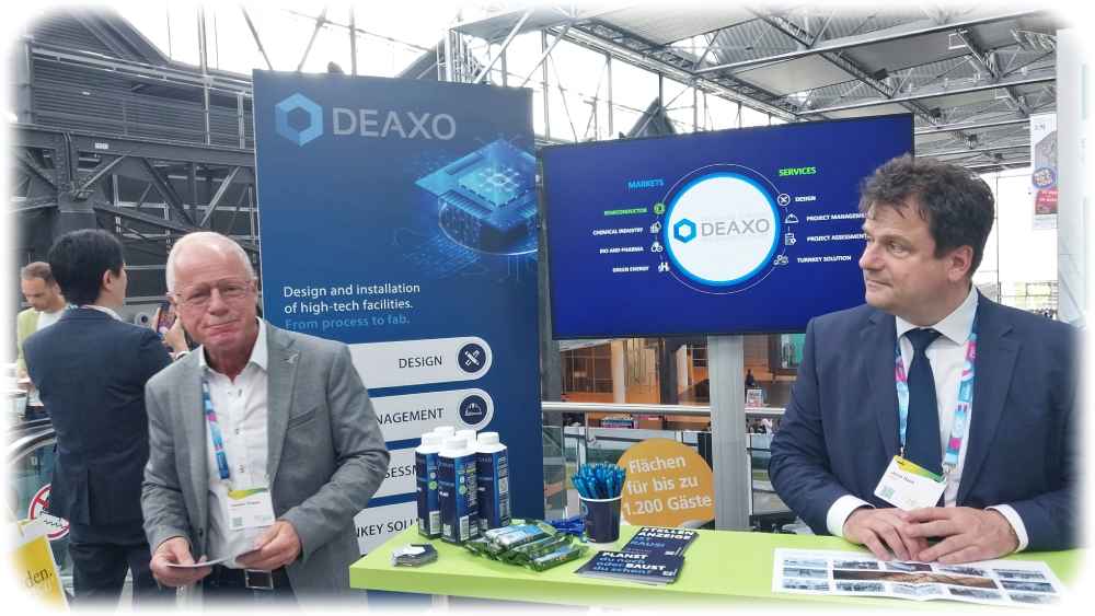 Torsten Thieme (links) und Jens Hanl von Deaxo beim "Silicon Saxony Day 2025" im Dresdner Flughafen. Foto: Heiko Weckbrodt