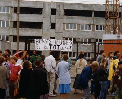 Heute alltäglich, doch vor der Wende und doch geschehen: Anwohner und Aktivisten demonstrieren gegen ein geplantes Chemiewerk in Dresden-Gittersee. Quelle: Robert-Havemann-Gesellschaft