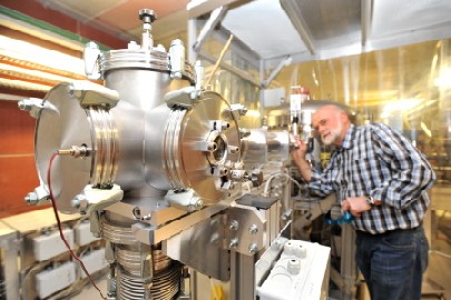 Physiker Dr. Wolfgang Seidel bei Einstellungsarbeiten am Freie-Elektronen-Laser im HZDR. Foto: Frank Bierstedt