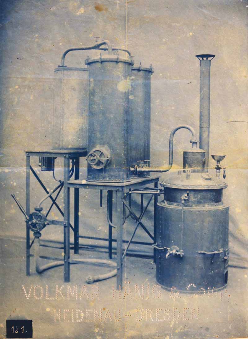 Anordnung der Destillationsmaschine, geliefert von der Firma Volkmar Hänig & Comp. aus Heidenau/Dresden. Foto: Linardi-Familienarchiv Triest / Katalog