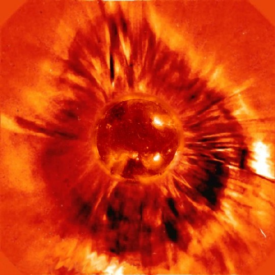 Das künstlerisch veredelte Bild zeigt Aufnahmen einer Sonneneruption, die auf die Erde zugerast ist. SOHO (ESA/NASA)/S. Hill