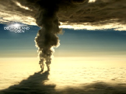 Wirkt faszinierend und etwas bedrohlich: Die Kühlungswolke eines AKW. Foto: Universum Film