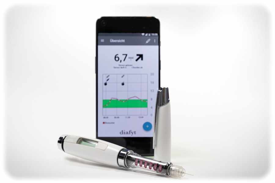 Der sensorgestützte Insulin-Pen ist mit einem Smartphone gekoppelt, auf dem die KI-App von Diafyt Leipzig läuft. Foto: Nico Arnold für Diafyt MedTech