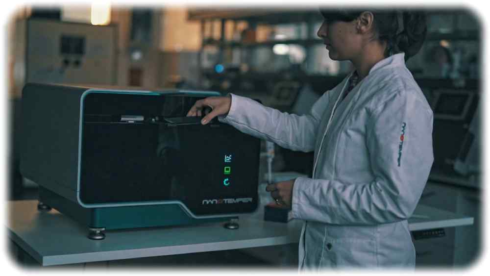 Eine Mitarbeiterin bedient eine Dianthus-Analyseanlage. Foto: Nanotempertech