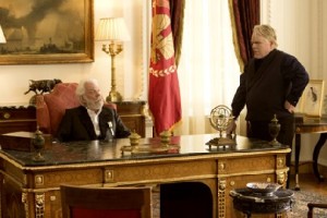 Kleine Rollen, aber toll ausgefüllt: Donald Sutherland (l.) als Präsident Snow und Philip Seymour Hofmann als Spielemacher Plutarch. Foto: Studiocanal