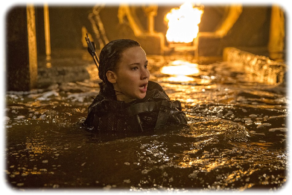 Der Weg zum Präsidentenpalast ist für Katniss Everdeen (Jennifer Lawrence) und ihre Mitstreiter mit tödlichen Fallen gespickt. Abb.: Studiocanal