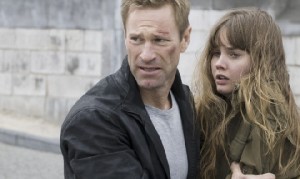 Von Killern gejagt: Ben Logan (Aaron Eckhart) und Tochter Amy (Liana Liberato). Foto. Universal