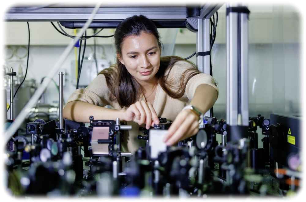Tatiana Aureliia Uaman Svetikova untersucht in einem Helmholtz-Labor in Dresden, wie ultradünne Dirac-Materialien Funksignale bei Raumtemperatur in wesentlich höhere Terahertzfrequenzen umwandeln können. Foto: Oliver Killig für das HZDR