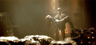 Science Fiction: Doctor Who trägt die schwerverletzte Amy in eine Kammer, in der sie 2000 Jahre lang im Kälteschlaf  regeneriert. Foto: BBC