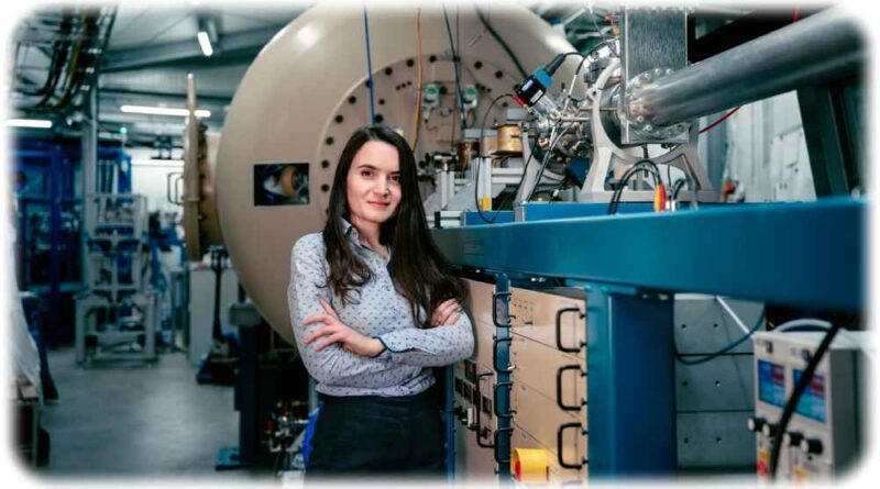 Dr. Eliana Masha im HZDR-Untertagelabor im Felsenkeller. Hier simuliert sie mit ihrer Nachwuchsgruppe Hearts Experimente das Heliumbrennen in Sternen. Foto: K. Zheynova für das HZDR