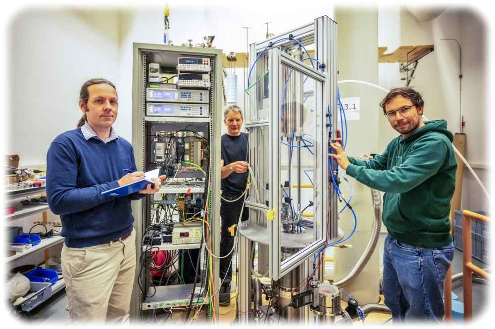 Dr. Tino Gottschall (links) und Norman Schubert (Mitte) mit Thomas Platte (rechts) vor dem HyLICAL-Demonstrator. Foto: M. Förster für das HZDR