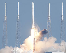 Teststart eines privaten Dragon-Raumschiffs von SpaceX mit einer Falcon-9-Rakete Ende 2010. Abb.: NASA