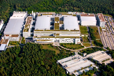 Das Luftbild zeigt den Dresdner Infineon-Campus: In der Mitte die beiden 200-mm-Werke, links das 300-mm-Werk für Leistungshalbleiter, rechts der Fraunhofer-Reinraum. Foto: Infineon Dresden