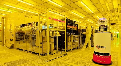 Die meisten Roboter bei Infineon Dresden sehen wie klassische Industrieroboter aus - aber es gibt auch zwei "Humanoide", die durch die Produktion tingeln und die Reinraum-Atmosphäre kontrollieren. Abb.: Infineon