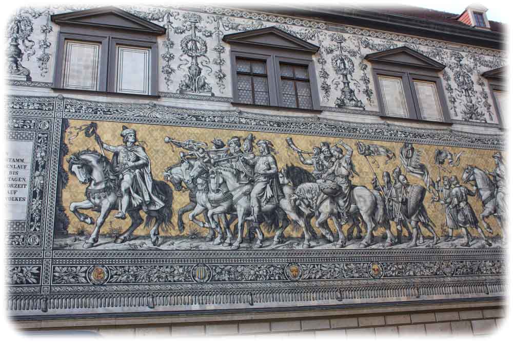 Der Fürstenzug am Langen Gang mit der Geschichte der Wettiner. 1485 spalteten sie sich in die Ernestiner und die Albertiner auf. Foto: Peter Weckbrodt