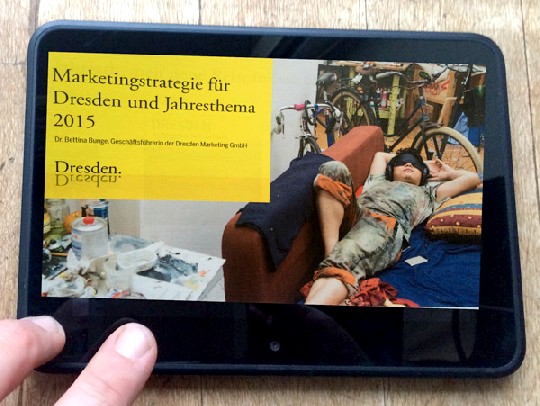 Dresden wirbt kü+nftig auch mit einer Tourismus-App um Touristen. Fotos: DMG, hw, Montage: hw