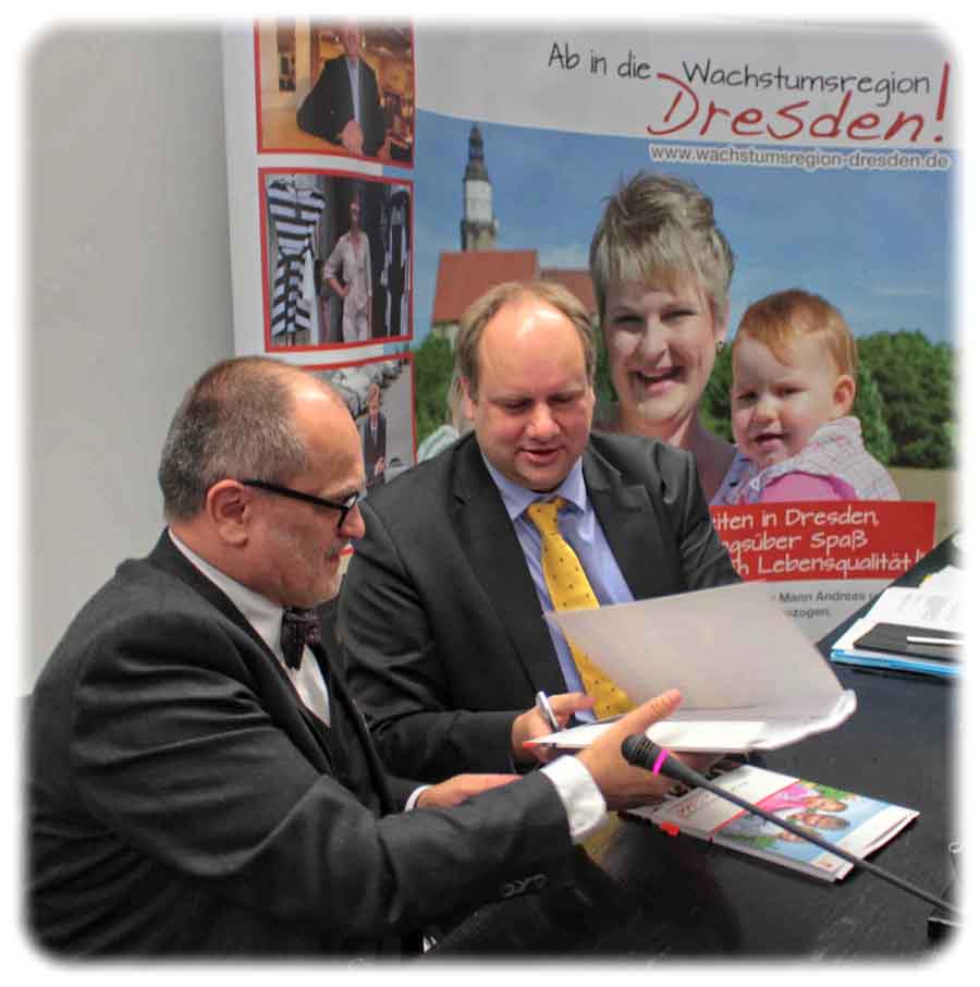Kamenz’ Oberbürgermeister Roland Dantz (links) und Dresdens OB Dirk Hilbert unterzeichnen den Rückhol-Pakt. Foto: Heiko Weckbrodt