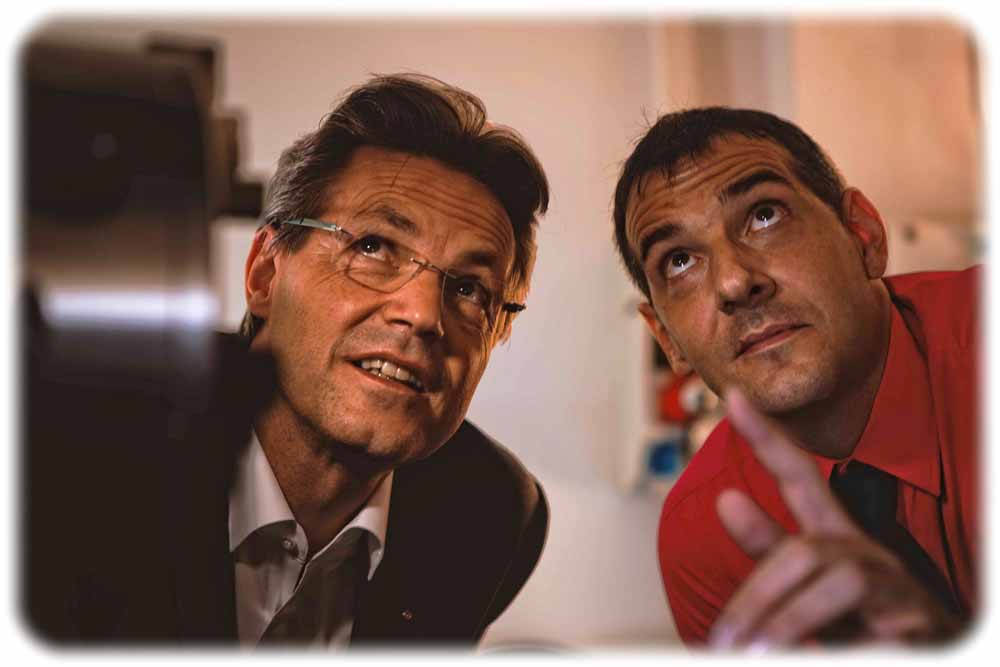AndrÃ©s Lasagni (rechts) und Prof. Frank MÃ¼cklich (links) haben eine neue Methode gefunden, um mit Lasern sehr schnell Mikrostrukturen zu erzeugen.