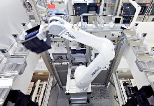 Materialbewegungen werden in den Dresdner Werken fast nur noch durch Roboter erledigt.