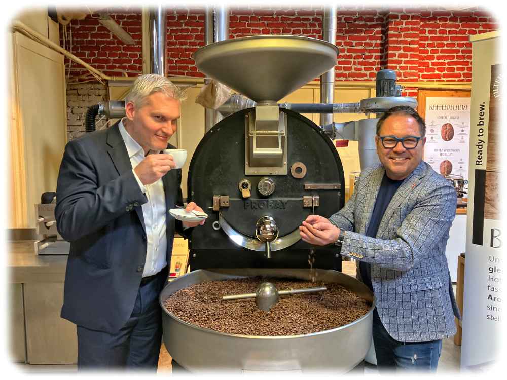 SIB-Geschäftsführer Christian Müller (links) und Manufakturchef in der Dresdner Kaffee und Kakao Rösterei. Foto: Meeco Communication