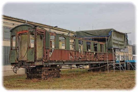 Das war der Anfang: in einem desolaten Zustand kam der 1909 in Bautzen gebaute sächsische Schnellzugwagen nach Dresden. Foto: Peter Weckbrodt