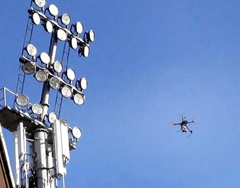 Eine T-Mobile-Drohne fliegt die Antennen in einem Fußballstation ab. Foto: Dt. Telekom