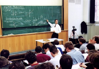 Ähnlich wie die E-Technik - das Archivfoto hier zeigt eine frühere Vorlesung mit Prof. Gerhard Fettweis - ist das Informatik-Studium recht anspruchsvoll. Viele Studenten brechen es vorfristig ab. Foto. TUD