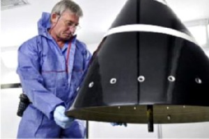 Ein Mitarbeiter prüft die Kohlefaserbeschichtung eines Kegels. Foto: Im Airbus 350 XWB stecken Kohlefaser-Kegel aus Dresden. Foto: East-4D