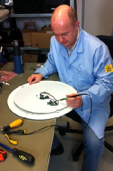 Ingenieur Siegbert Fröbel testet ein LED-Leuchtpaneel, das ECD derzeit entwickelt. Abb.: hw