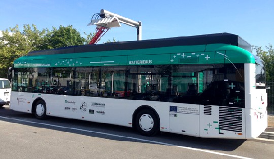 Der Elektrobus mit ausgefahrendem Schnelllade-Arm. Foto: Fraunhofer-IVI / DVB