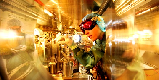 Kein Borg, sondern  Doktorandin Josefine Metzkes, die die Targetkammer justiert, wo Elektronen- und Laserstrahlen aufeinander treffen. Foto: HZDR/Frank Bierstedt