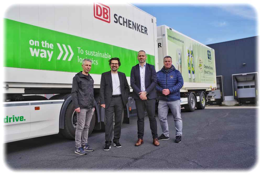Freuen sich über Dresdens ersten Elektro-Schwerlaster (v.l.n.r.): Matthias Breitkopf vom Institut IVI Dresden, Geschäftsführer Matthias Lütkemeier von EPL Deutschland, Jörg Schilling von DB Schenker Radeburg und Riccardo Rosin von der Spedition Hanitzsch. Foto: Mario Voit für EPL Deutschland