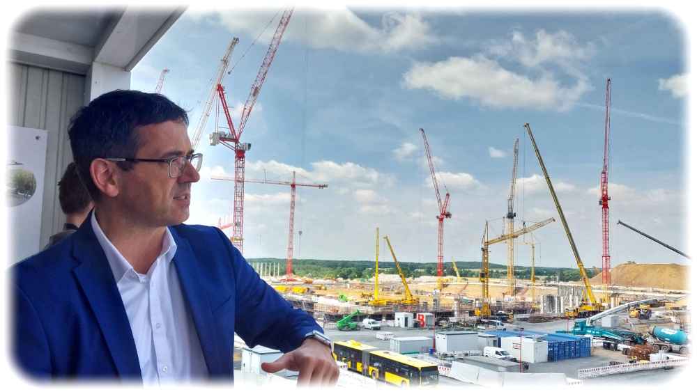 ESMC-Chef Christian Koitzsch blickt auf die Baustelle der Chipfabrik, die TSMC gemeinsam mit Bosch, Infineon und NXP in Dresden baut. Foto: Heiko Weckbrodt