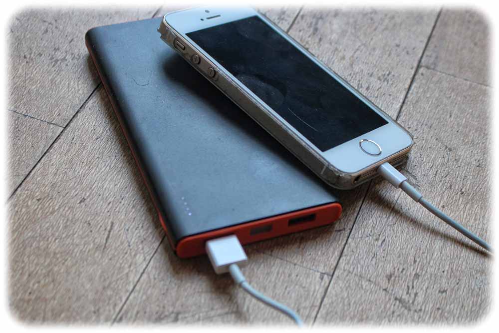 Da EasyAcc nur ein kurzes Eigen-Ladekabel mitliefert, muss man das USB-Ladekabel zwischen der Powerbank "Smart PB100000CF" und dem iPhone (oder einem anderen Smartphone) selbst besorgen. Foto: Heiko Weckbrodt