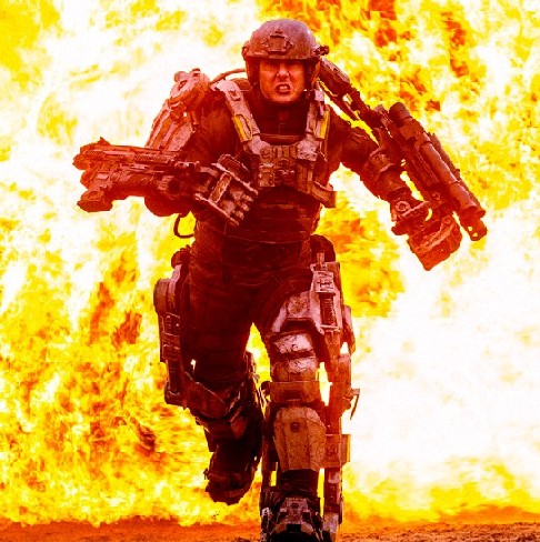 Der degradierte Major Cage (Tom Cruise) wird in einen Kampfanzug gesteckt und rennt - in die falsche Richtung. Foto: Warner