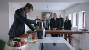 Der psychopatische "Graf" (Pål Sverre Valheim Hagen) tobt, als seine Leute einer nach dem anderen verschwinden. Foto: Neue Visionen