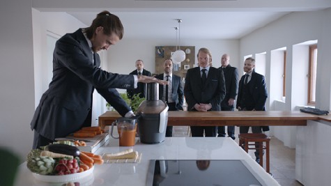 Der psychopatische "Graf" (Pål Sverre Valheim Hagen) tobt, als seine Leute einer nach dem anderen verschwinden. Foto: Neue Visionen