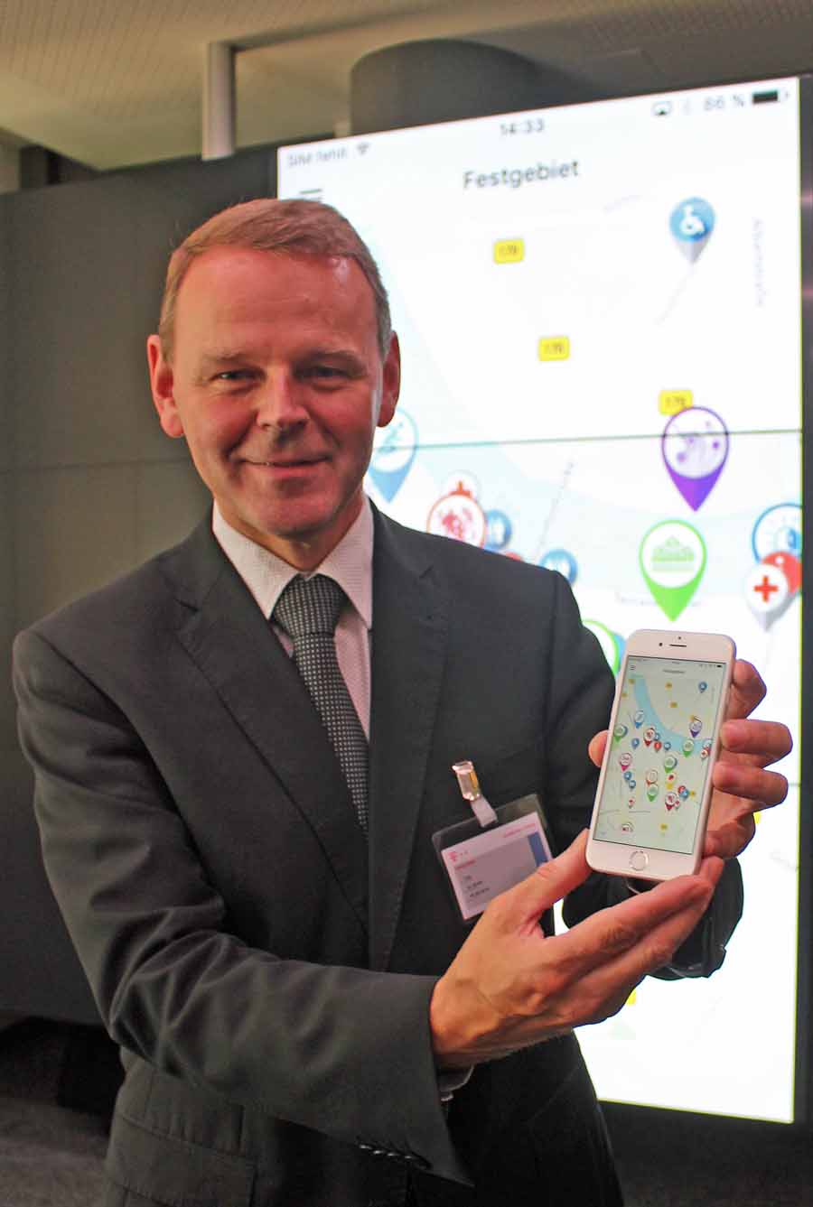 Der sächsische Medienminister Fritz Jaeckel hat die App zum Tag der Deutschen Einheit 2016 in Dresden hochgeladen. Heiko Weckbrodt