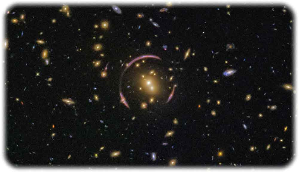 Ein Einstein-Ring, den der Galaxienhaufen SDSS J0146-0929 durch seine starke Schwerkraft aus dem Licht dahinterliegender Sterne zurechtgebeugt hat. Foto: Hubble/ ESA/Hubble & NASA