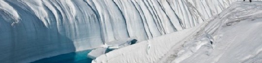 Dieses 18 Meter tiefe Steiltal hat sich in den vergangenen Jahren durch Schmezflüsse in den Eispanzer gegraben. Foto: Ian Joughin, University of Washington