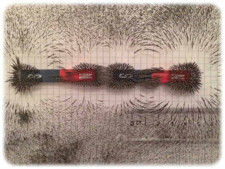 Eisenspäne an zwei Stabmagneten veranschaulichen die magnetischen Flusslinien in der Makrowelt. Foto: HZDR