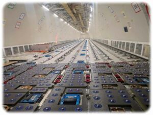 Blick in einen umgerüsteten Airbus: Anstelle der Sitzreihen können hier nun Container verankert werden. Foto: Heiko Weckbrodt