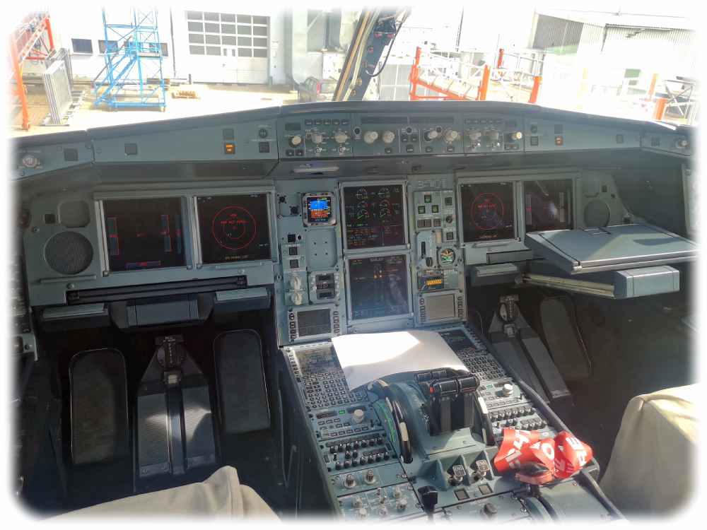 Blick ins Cockpit eines Umrüst-Flugzeugs bei den EFW. Foto: Heiko Weckbrodt