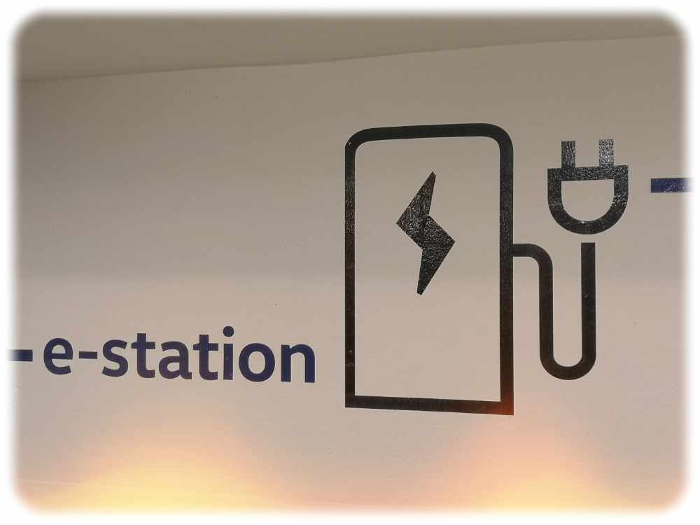 Hinweis auf eine Ladestation für Elektroautos im Hotel "Bellevue" in Dresden. Foto: Heiko Weckbrodt 