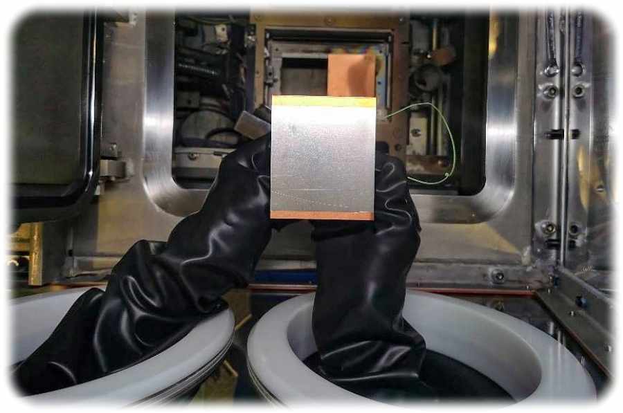 In Vakuumkammern schlagen sich mikrometerdünne Lithium-Schichten auf die Elektroden nieder. Foto: Fraunhofer-FEP