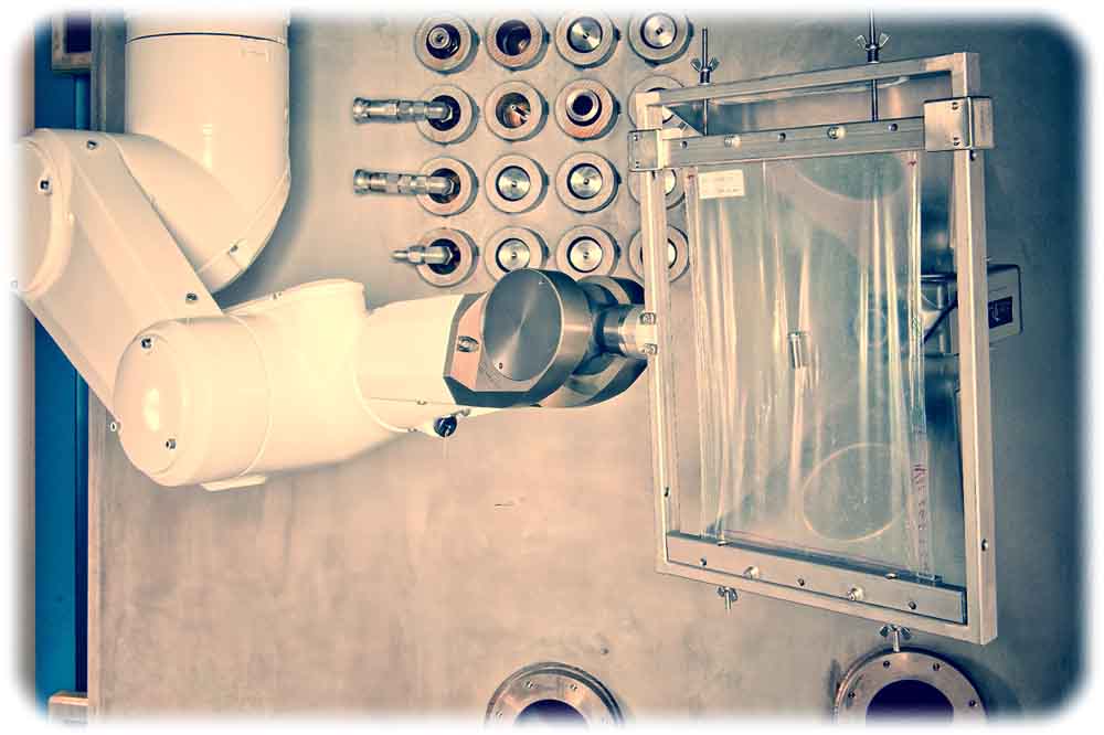 Ein Roboter sterilisiert eine Implantatschraube mit Elektronenstrahlen. Foto: Fraunhofer FEP Dresden